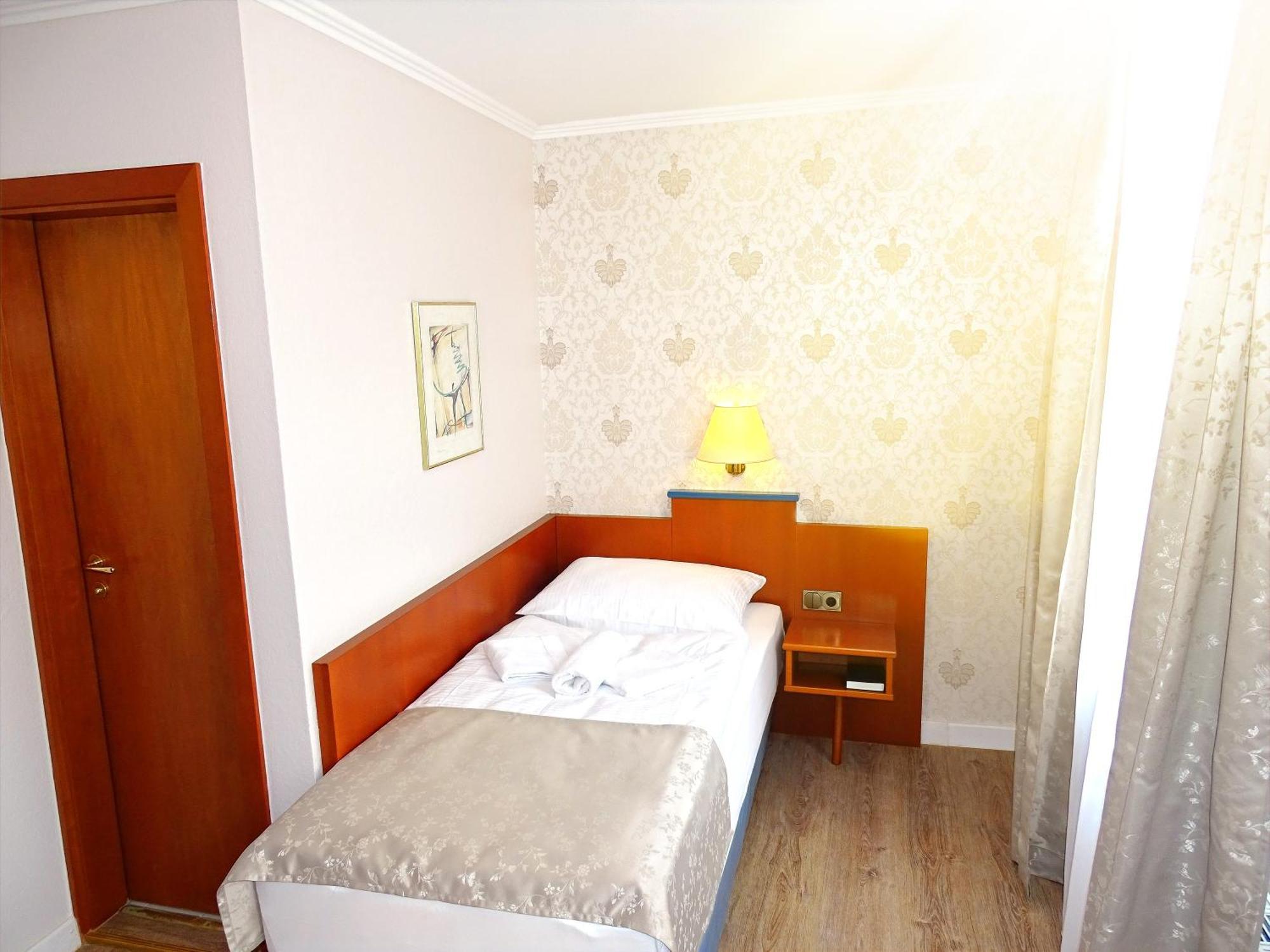 Hotel Kolossos Duesseldorf - Neuss Room photo